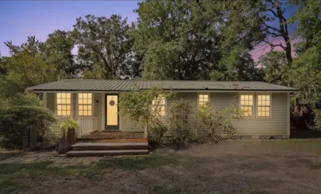 Tucked Away Quiet Cottage~5 Blocks to Riverfront and Cumberland Island Ferry