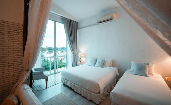 รูปภาพของWhite Wall Riverfront Hotel