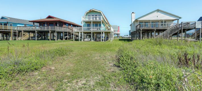 Ocean Access and BBQ Pit Surfside Beach Family Home Hotels in Surfside Beach