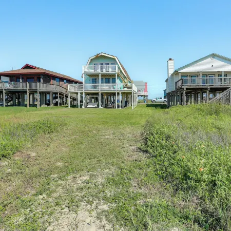 Ocean Access and BBQ Pit Surfside Beach Family Home