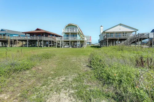 Ocean Access and BBQ Pit Surfside Beach Family Home - Pet friendly