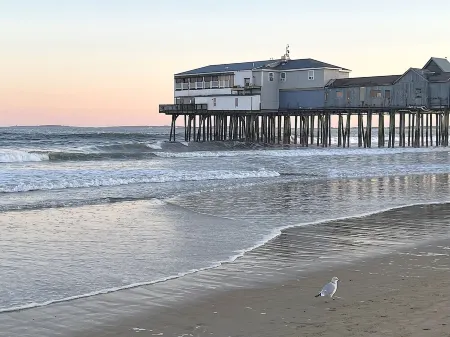 Beach House ∆ Prime Location ∆ Steps to the Ocean Отели в г. Олд-Орчард-Бич