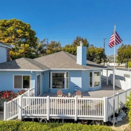 Oceanview home walking distance to beach, pier & short drive to downtown Ventura