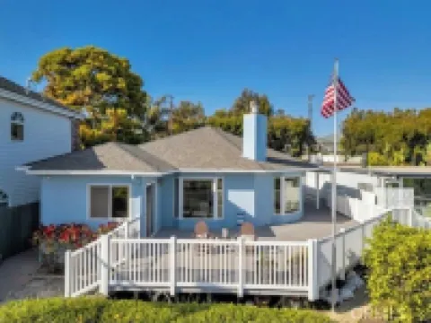 Oceanview home walking distance to beach, pier & short drive to downtown Ventura