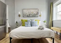 The Cardinal D / QUEEN 1BD/1BA Studio Hotel a Vanderburgh County