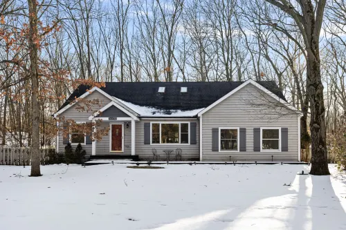 Charming Getaway with Fireplace and Modern Kitchen - Elegant Retreat
