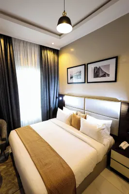 Ringruby Hotel, Eso Close