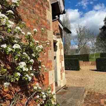 Victorian Old Coach House With Superking Master Bedroom suite and Tennis Court. Hotel Exterior