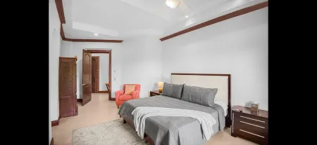 3-bedroom 3.5 bath condo in Los Suenos Marina Village  Costa Rica with AC, WiFi Отели рядом с достопримечательностью «Punta Leona»