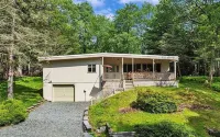 Large Mid-Century modern, 3-bdrm w/ hot tub in Split Rock, Lake Harmony Hotels in Kidder Township