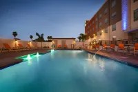 Holiday Inn Express & Suites MCALLEN - MEDICAL CENTER AREA by IHG - 游泳池