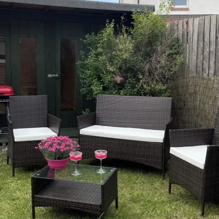 2 Bed House - Sleeps 4 - Garden Parking Wifi
