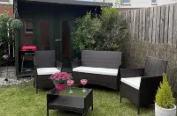 2 Bed House - Sleeps 4 - Garden Parking Wifi - Kitchens