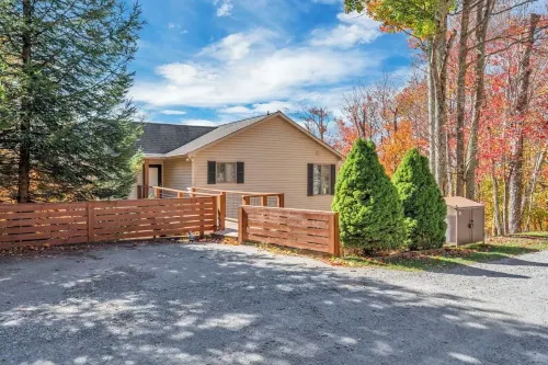 SkiView Cabin - 4BR, Cozy and Modern ~ Sleeps 10