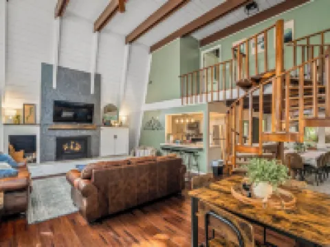 6BR Modern Massanutten Chalet with Hot Tub, Sauna Hotels in McGaheysville