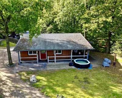 Cosy Chalet with Jacuzzi, 50 Metres from a Beautiful Swimming Lake  호텔