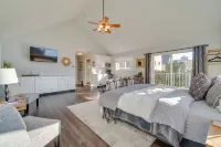 Charming Getaway, Walk to Windsor Lake and Downtown!