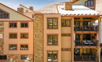 Cloud 9 by AvantStay Located at the Base of Vail Ski Resort w Community Pool Hot Tub