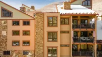 Cloud 9 by AvantStay Located at the Base of Vail Ski Resort w Community Pool Hot Tub