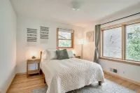 Lakefront Koselig Cottage - Modern 3Br Retreat w/ Nespresso Coffee Bar & Arcade Hotels in Plymouth