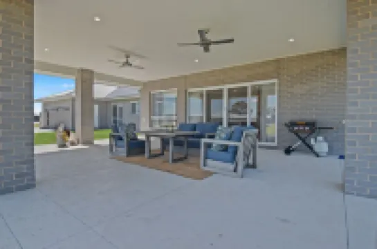 LARGE 6 BEDROOM HOME - SLEEPS 12 - 3 MINUTE DRIVE TO LAKE MULWALA