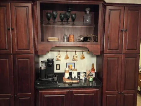 Gorgeous 1908 Estate on 1 acre of land. 6 blocks from Grinnell College. Отели в г. Гриннелл