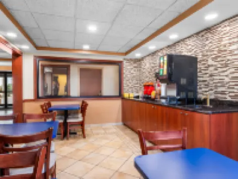 Econo Lodge Woodbridge Hotels in Iselin