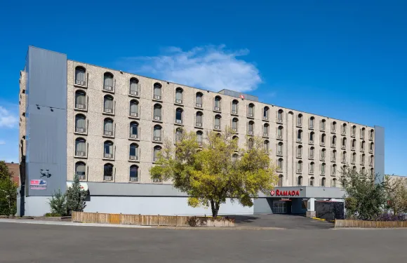 薩斯卡通華美達酒店