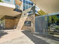 Stylish 1-Bed Retreat Steps from Foreshore