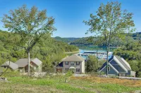 'Tookies Retreat' Walk to Mairina! Home w/ Hot Tub - 3-Star