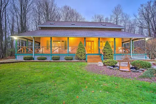Spacious Oneida Retreat w/ Game Room! - Pysäköinti