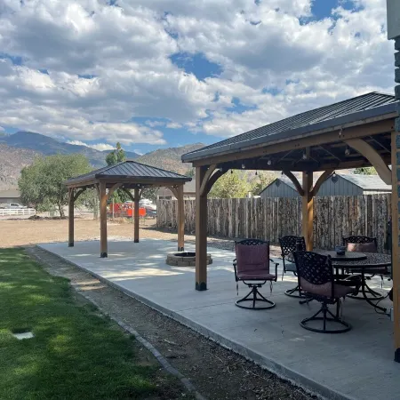 Mystic Manor Monroe 4 Bed Farm House- 10 min walk to Hot springs