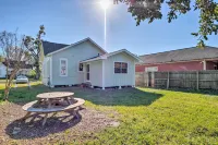 Lake Charles Cottage w/ Fireplace & Yard! - Alojamientos