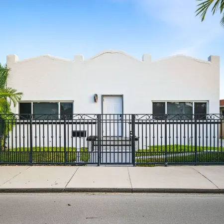 Spacious Villa, Sleeps 16, Private Pool, Outdoor Cinema, Central Miami
