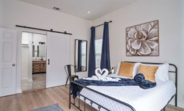5br/3ba Minutes From the Action With Skyline Views