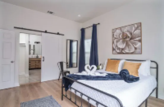 距離活動中心幾分鐘路程的五卧三浴室房屋，帶天際線景觀