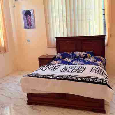 Entire First Floor With 3 En-suite Bedrooms Rooms