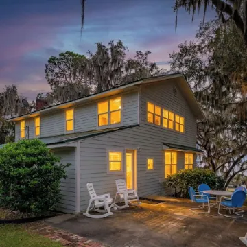 Kingsley Lake Home w wide lawn, dock, central air, 4 kayaks.  Near Camp Blanding