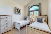 Near Hiking & Biking! Flagstaff Condo w/ Grill - شقق