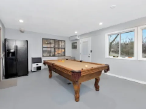 Private Lake Resort house w swimming, fishing, beach access, sand dune ATV Park 哈維縣酒店