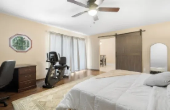 Spacious 4-Bd 2.5BTH Corporate Housing Near Hwy 99 with Plenty of Parking