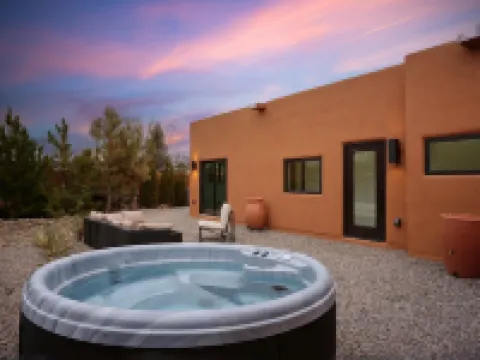 The Nicho House: 4Bd Ultra-Modern Adobe: Walk to Plaza