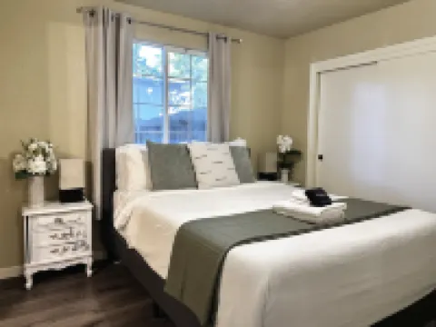 Charming Retreat with Kitchen and Washer Dryer - Cozy Oasis in Downtown