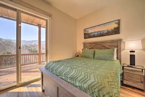 Beautiful Whittier Condo w/ Deck + Mtn Views! - Apartments