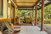 Volcano Tea House Cottage - Spa Bath, Hot Tub, and Fireplace with Japanese Decor