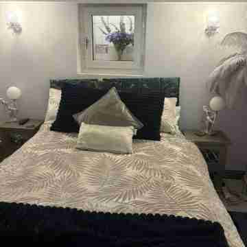 Wonky 2 A Cosy Hideaway in the Heart of Cheshire Rooms