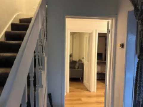 Charming 4-bedroom House Rental in Basildon, UK فنادق في بازيلدون