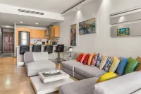 Eagle Beach Area Sunset Getaway w/King Bed