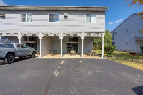 Pet-Friendly Oak Harbor Condo Walk to Lake! - Pet friendly