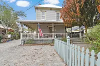 Walk to Downtown Near Beaches Cozy Historic Retreat